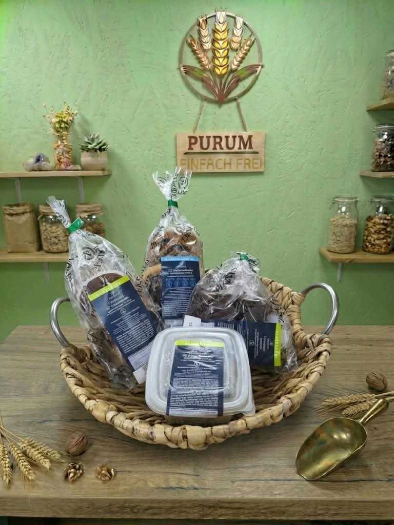 Brotlaibe und Backwaren im Korb bei PURUM